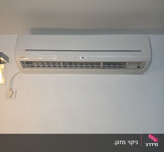 מזגן מותקן על קיר לבן